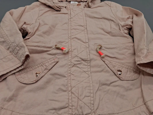 Detail der Klappentaschen, Ziernähte und Kordeldetails am H&M Parka