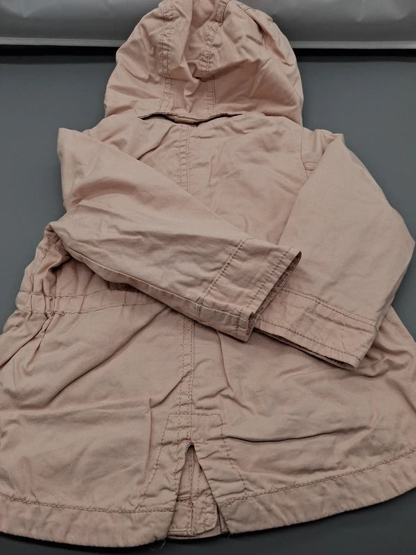 Rückansicht des beigen H&M Baby-Parkas mit Kapuze und geschlitztem Saum