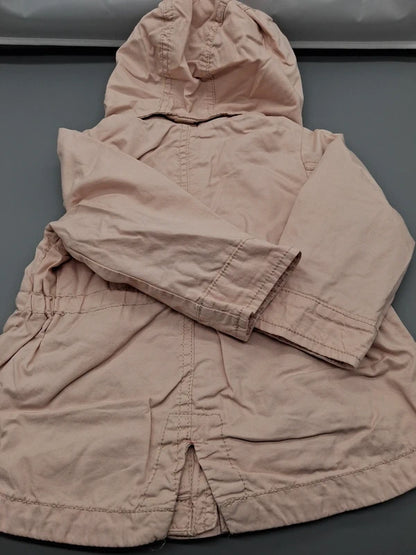 Rückansicht des beigen H&M Baby-Parkas mit Kapuze und geschlitztem Saum