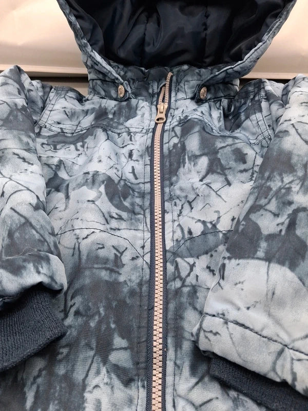 Detail von Reißverschluss, Kapuze und Rippbündchen der Name It Jacke