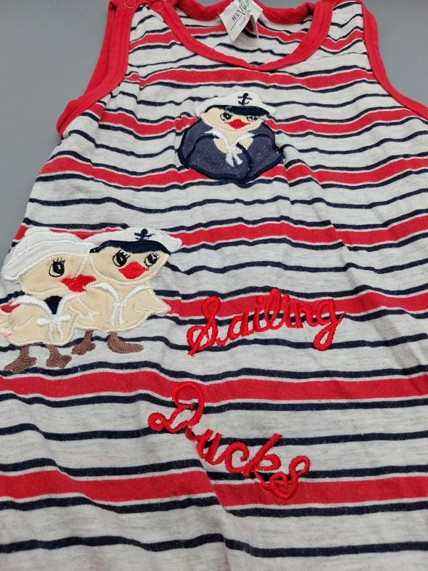 Detail der maritimen Entenapplikationen und des Schriftzugs Sailing Ducks