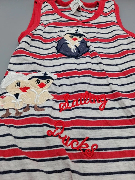 Detail der maritimen Entenapplikationen und des Schriftzugs Sailing Ducks