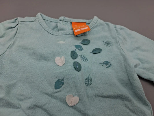 Detailansicht der Blattmotive auf dem Pusblu Babysweatshirt