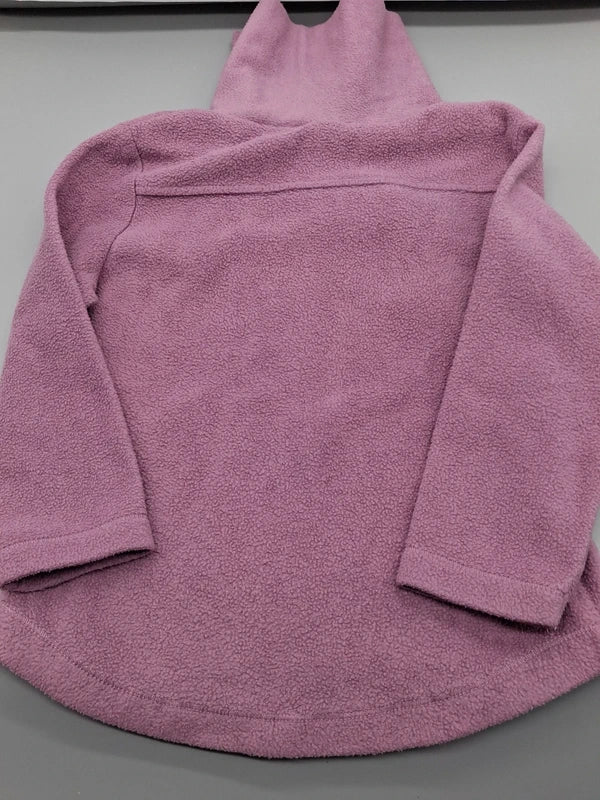 Detailansicht des Saums und der Ärmel des fliederfarbenen Pullovers