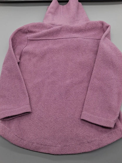 Detailansicht des Saums und der Ärmel des fliederfarbenen Pullovers