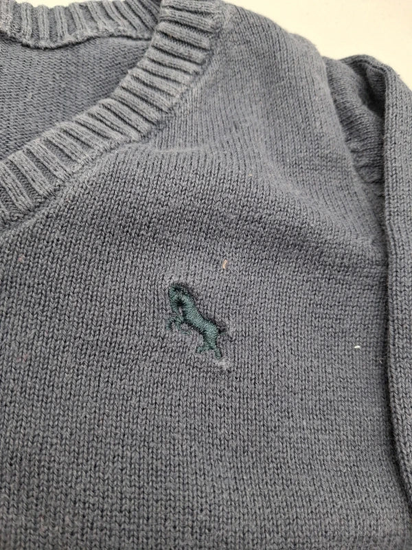 Bruststickerei und V-Ausschnitt des L.O.G.G. Baby-Pullovers