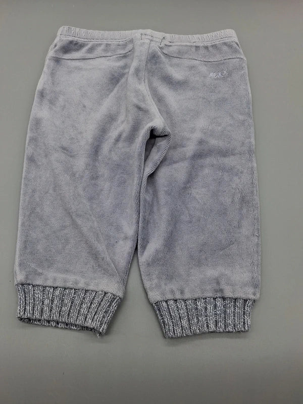 Detailansicht von Nickistoff und Bündchen der Mexx Babyhose