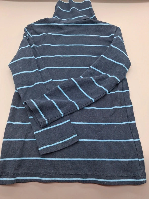 Weitere Ansicht des gestreiften H&M Rollkragenpullovers mit umgelegten Ärmeln