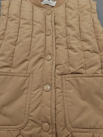 Druckknöpfe und aufgesetzte Taschen der H&M Steppweste