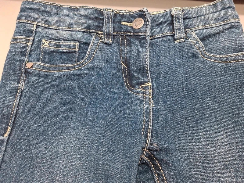 Bund, Gürtelschlaufen und vordere Taschen der Pocopiano Jeans