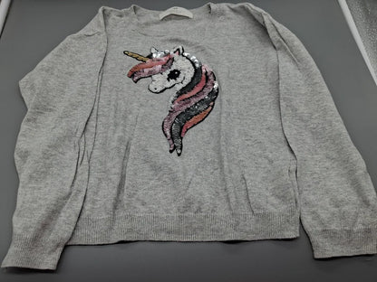 Grauer H&M Einhorn-Pullover mit Pailletten in Größe 110/116, Vorderansicht