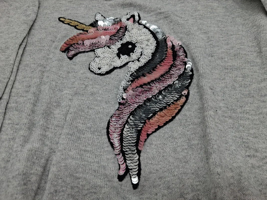Detailansicht des Einhornkopfs aus Pailletten