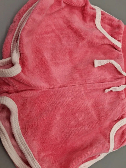 Detailansicht der weißen Einfassungen, Taschen und Zierbänder der Ergee Shorts