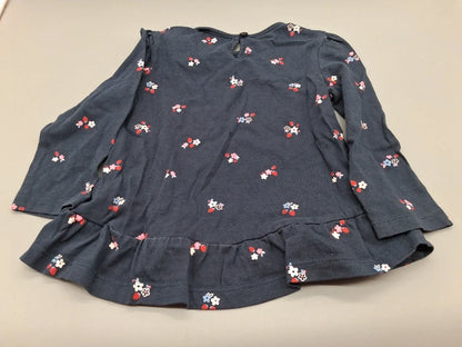 Rückansicht des Baby Club Sweatshirts mit Knopfverschluss im Nacken