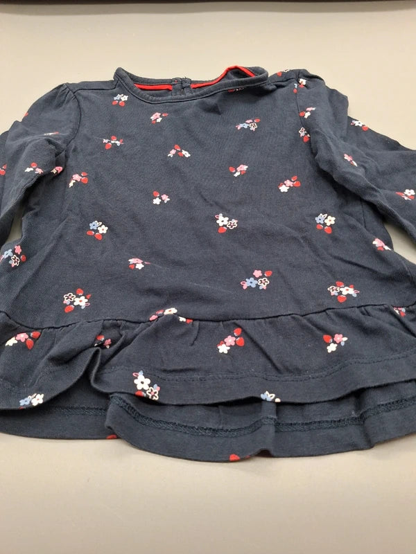 Blumenmuster und Volantsaum des Baby Club Sweatshirts