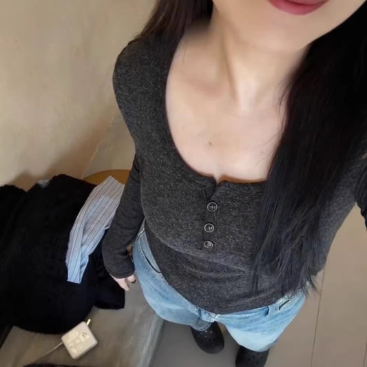 Elegantes Langarmshirt für Damen mit eckigem Ausschnitt und Knöpfen, Grau, eng anliegend