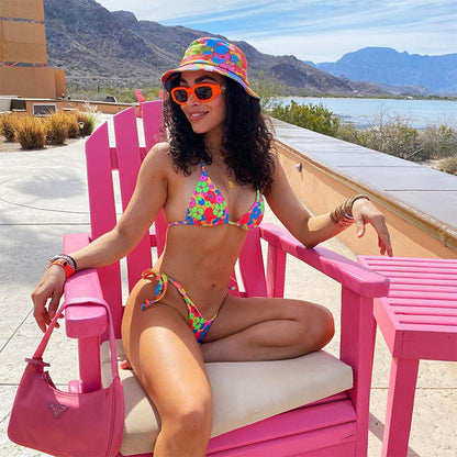 Bikini mit Blumenmuster, Schnürung