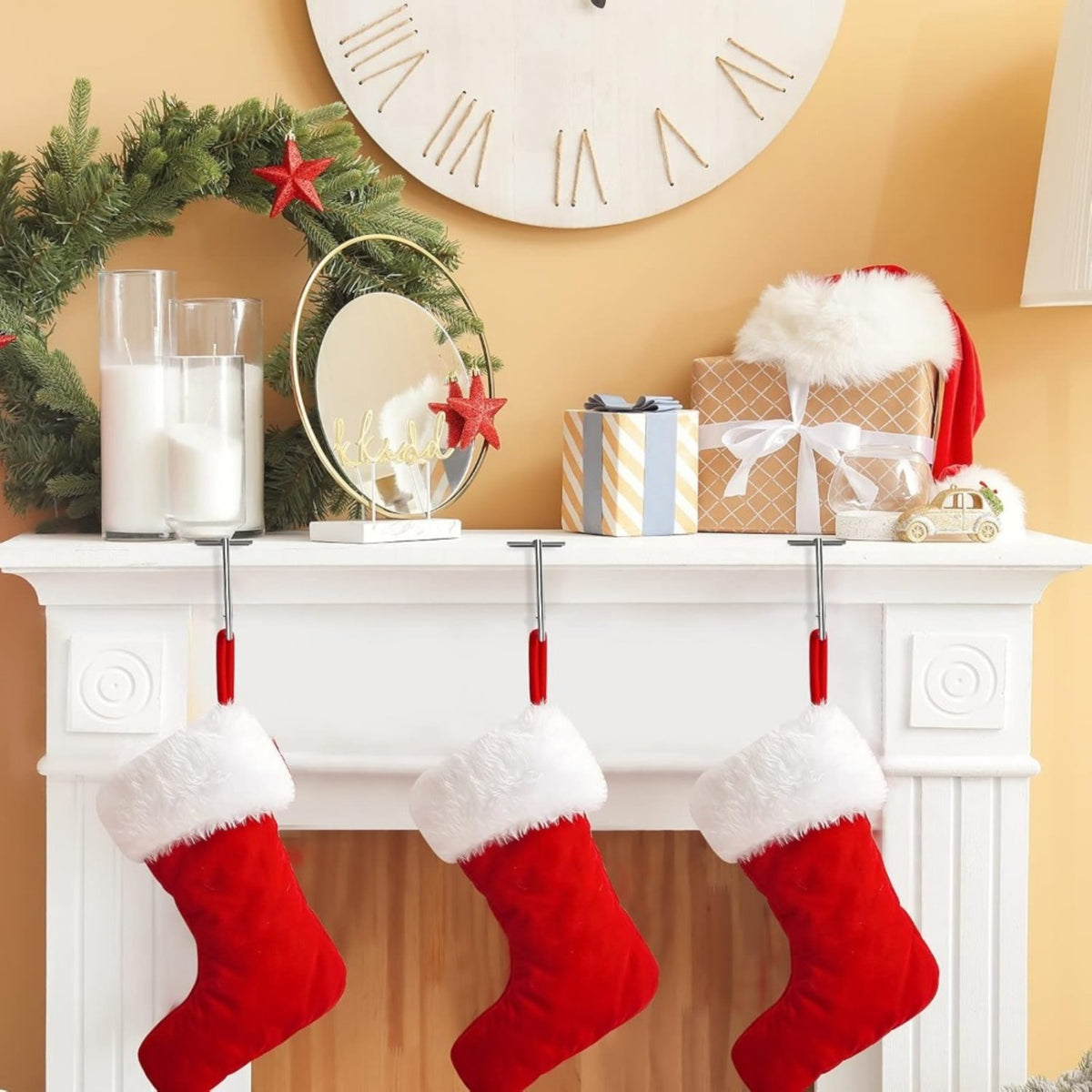 Vier eckige Haken mit aufgehängten Weihnachtsstrümpfen – Bild 2