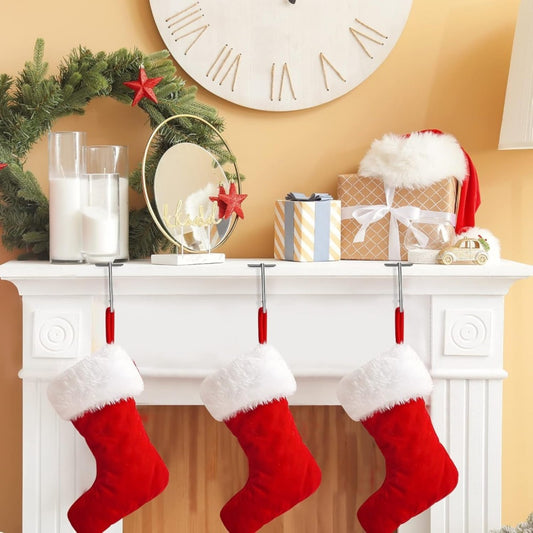 Vier eckige Haken mit aufgehängten Weihnachtsstrümpfen – Bild 2