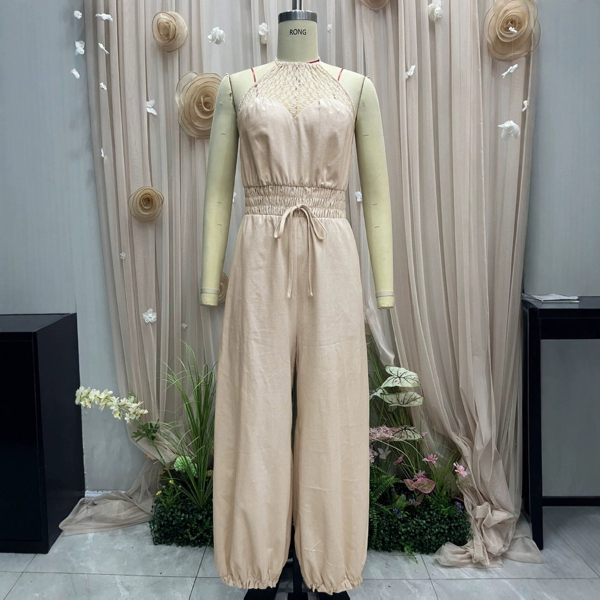 Bohemian Neckholder-Jumpsuit mit Spitze für den Strandurlaub, Bindeband-Taille und Beinabschluss mit Bündchen