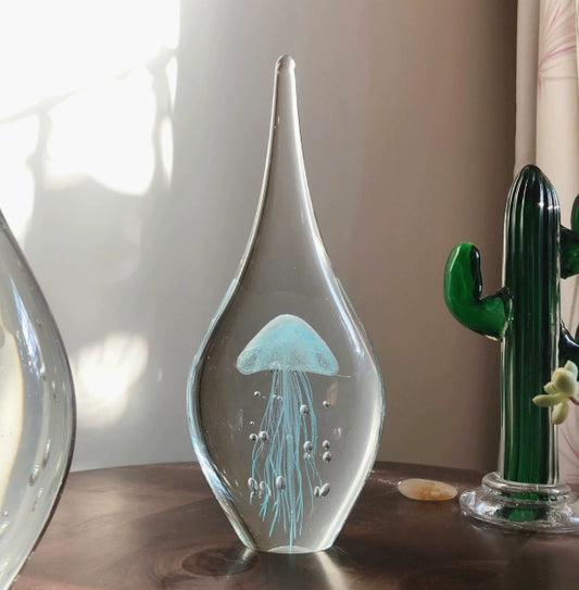 Glaskugel mit Qualle, Wohndeko im Meeresstil