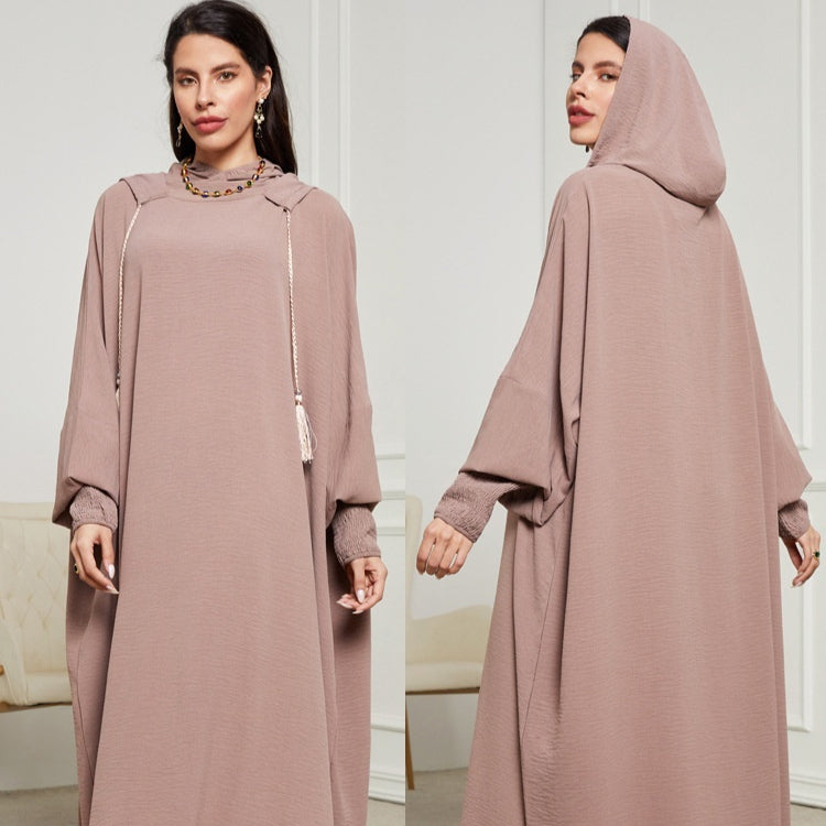 Langes Kleid mit Kapuze und Kordelzug