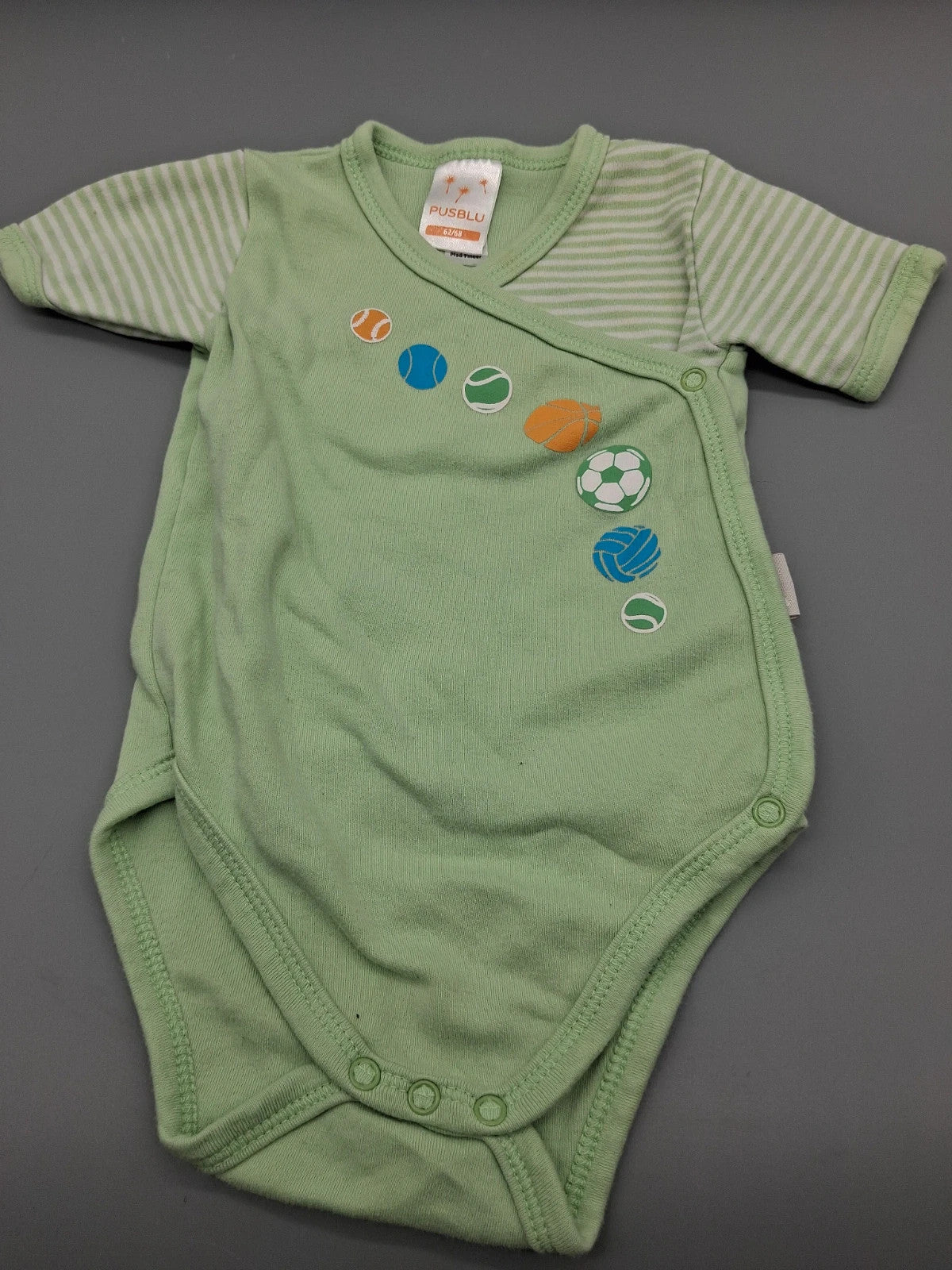 Mintgrüner Pusblu Babybody mit Fußballmotiv, Größe 62/68
