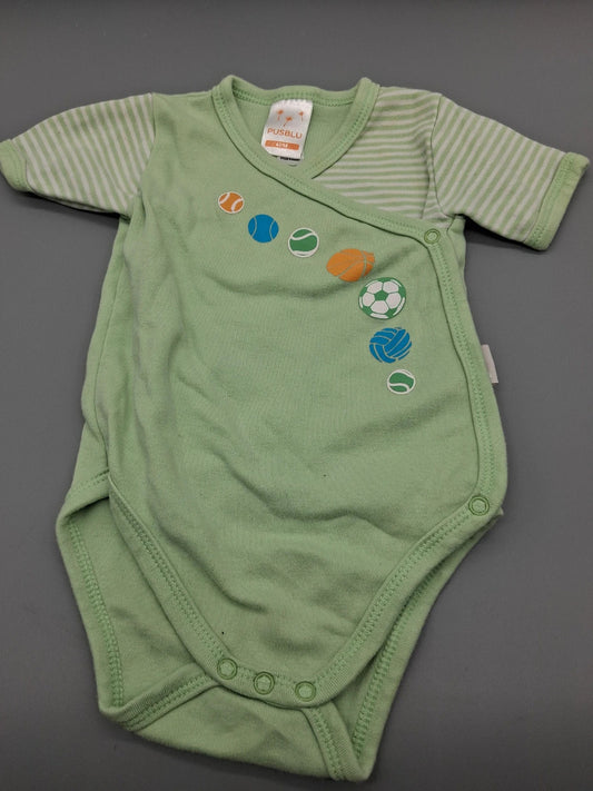 Mintgrüner Pusblu Babybody mit Fußballmotiv, Größe 62/68