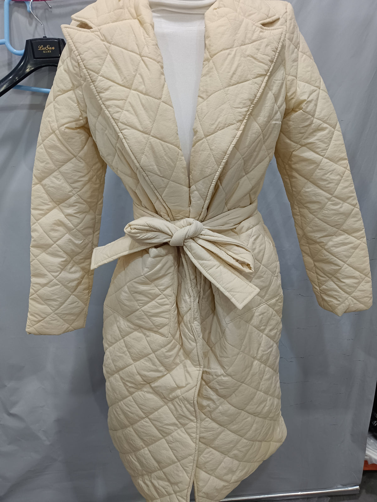 Lange Damen-Winterjacke im Streetwear-Stil – Bild 7