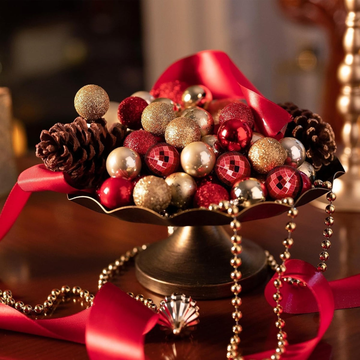 Rote und goldene Christbaumkugeln im 49-teiligen Set