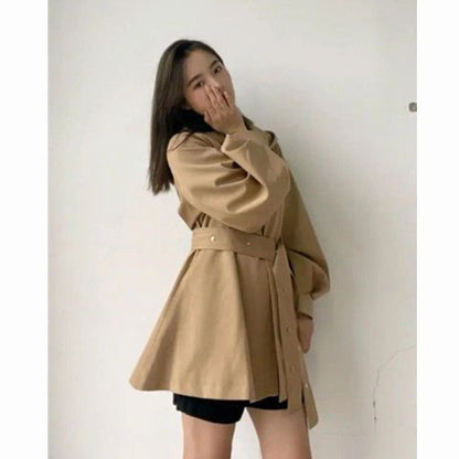 Taillierter Damen-Trenchcoat mit Kapuze – Bild 2