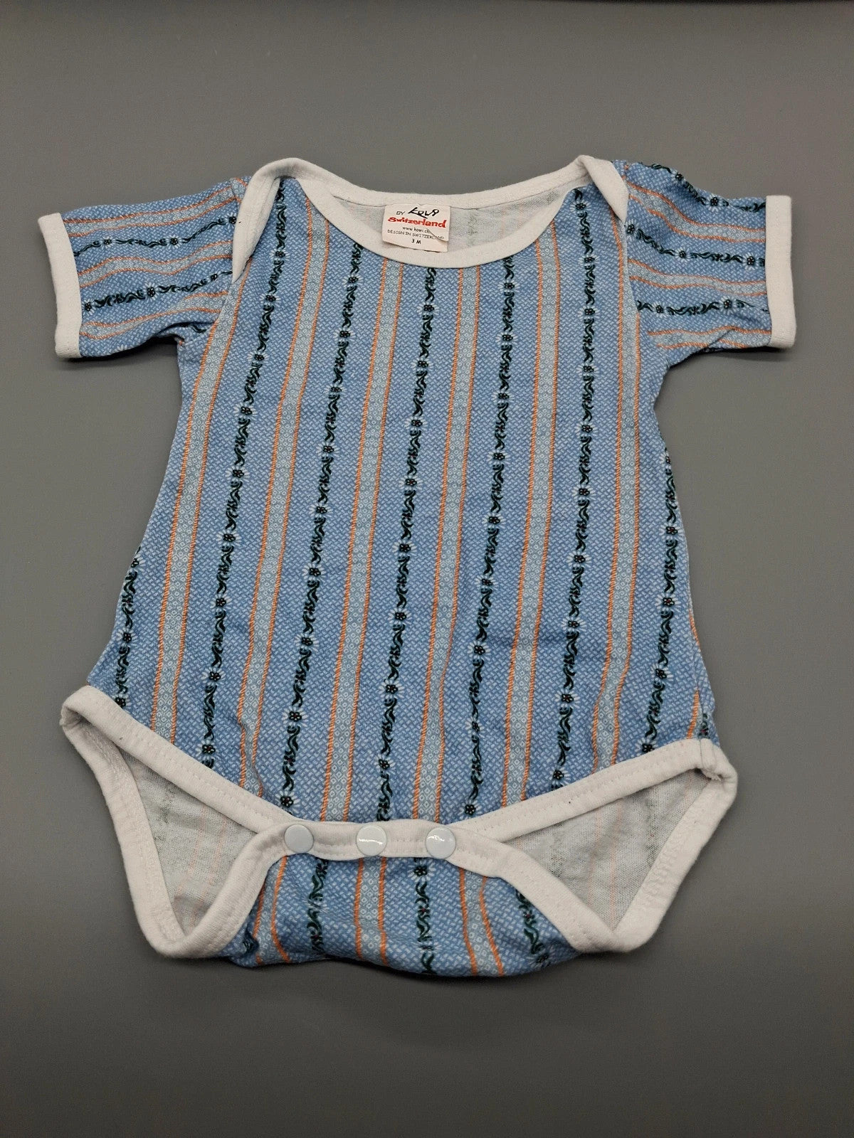 Hellblauer Kurzarmbody mit Blumen von By Kowi Switzerland, Größe 62