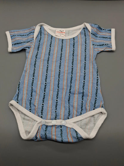 Hellblauer Kurzarmbody mit Blumen von By Kowi Switzerland, Größe 62