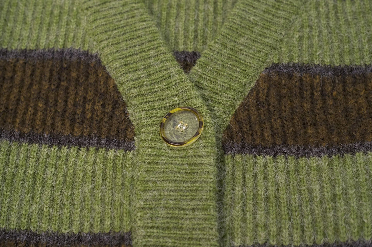 Gestreifte Damen-Strickjacke in Grün – Bild 9