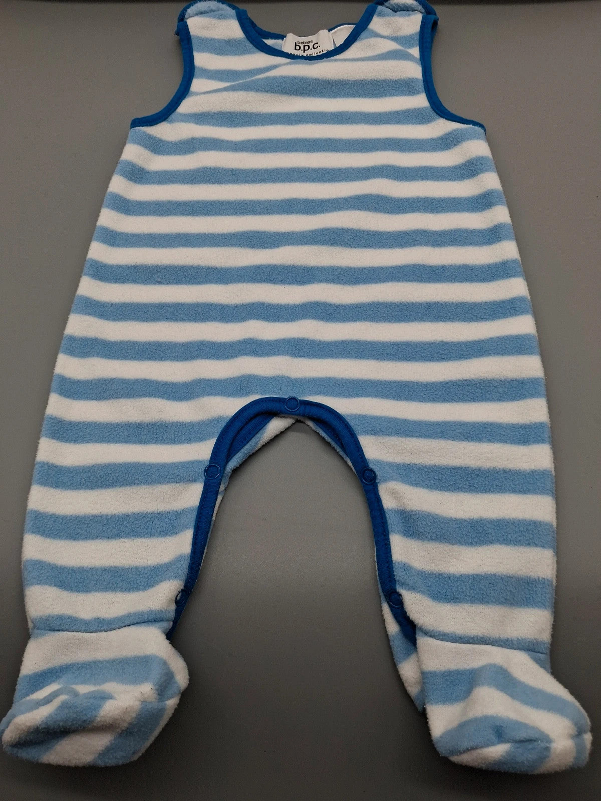 Hellblau-weißer B.P.C Strampler in Größe 62