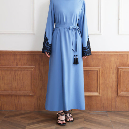 Besticktes Kleid mit Pailletten und Quasten