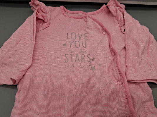 Silberne Aufschrift auf dem Baby Club Strampler