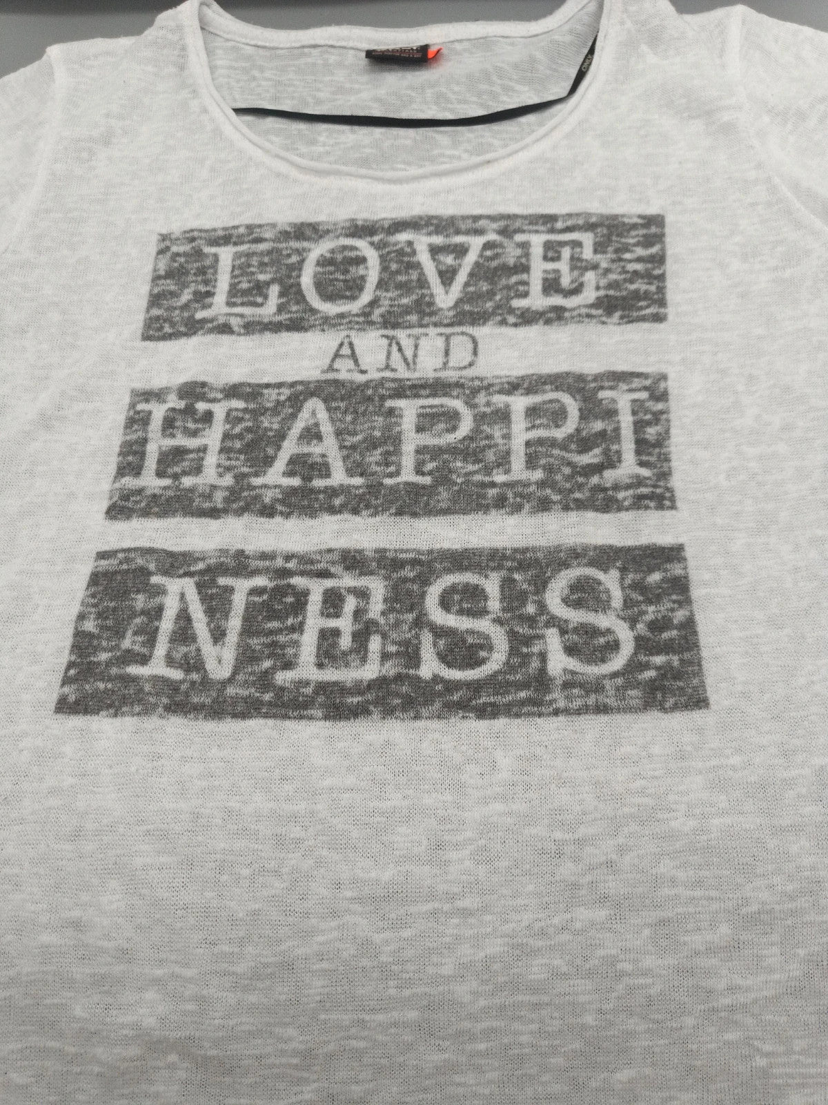 Aufdruck des Only Essentials T-Shirts
