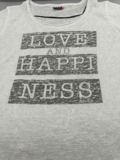 Aufdruck des Only Essentials T-Shirts