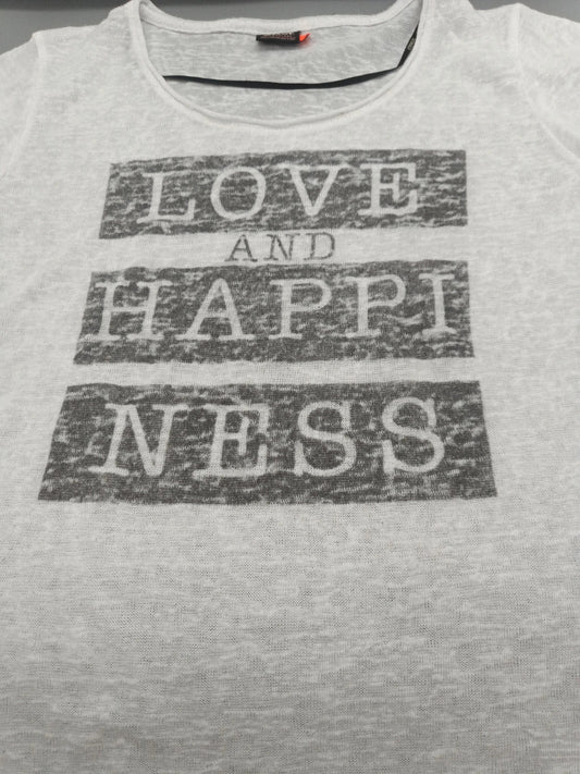 Aufdruck des Only Essentials T-Shirts