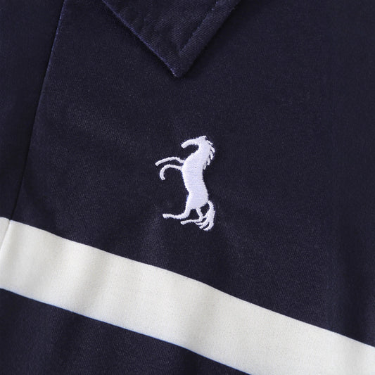 Gestreiftes Poloshirt und Hose in Dunkelblau