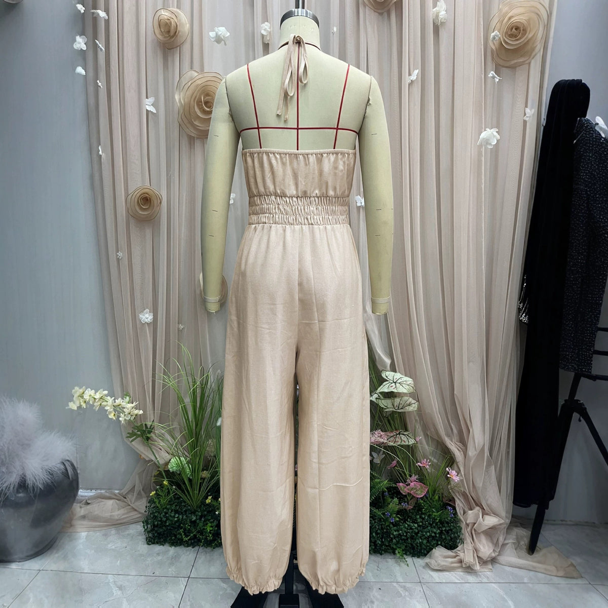 Bohemian Neckholder-Jumpsuit mit Spitze für den Strandurlaub, Bindeband-Taille und Beinabschluss mit Bündchen