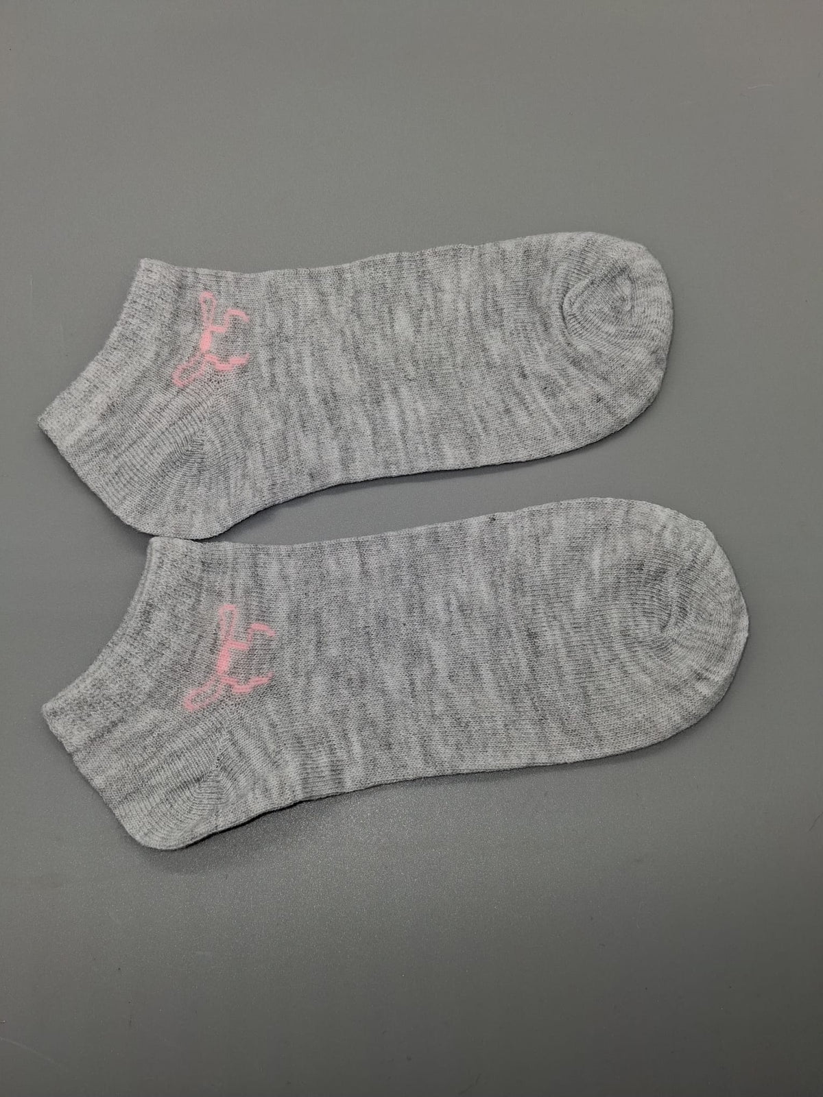 Sneaker-Socken graumeliert mit pinkem Motiv, Seitenansicht, Gr. 35-38