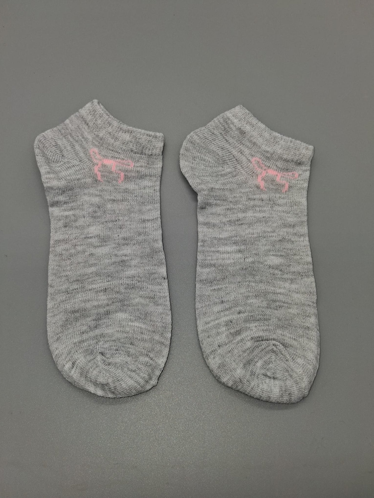 Sneaker-Socken graumeliert mit pinkem Motiv, Vorderansicht, 1 Paar