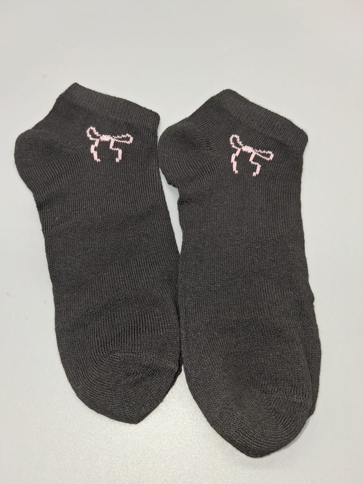 Damen Sneaker-Socken Dunkelgrau Pinkes Schleifchen-Motiv Vorderansicht Paar