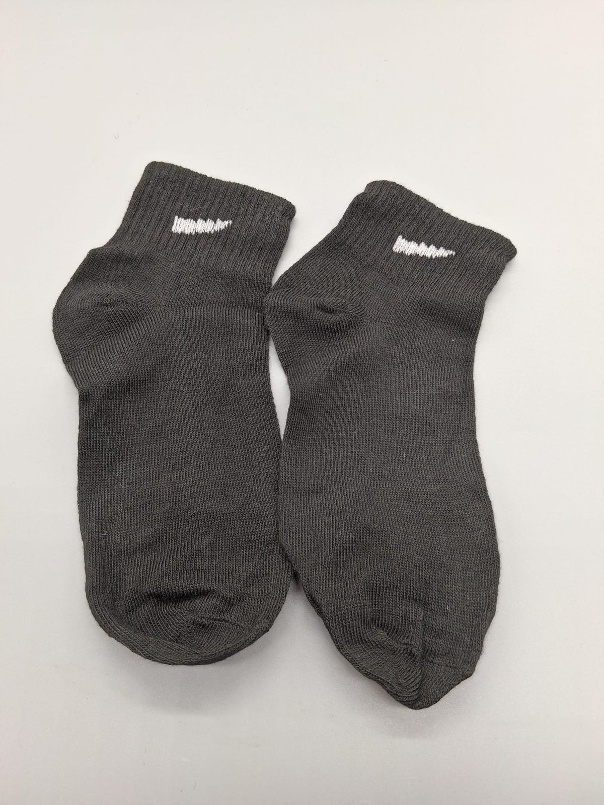 Quarter-Socken dunkelgrau, Gesamtansicht des Paars von oben