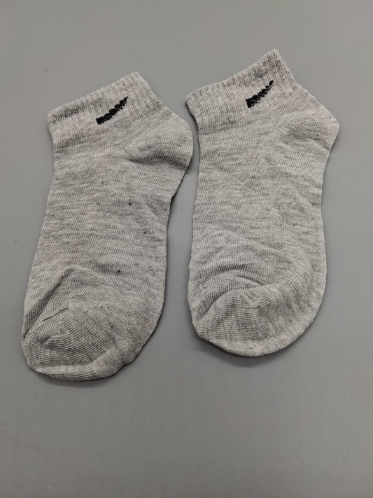 Sneaker-Socken hellgraumeliert mit schwarzem Zier-Stich, Vorderansicht, 1 Paar, Gr. 35-38