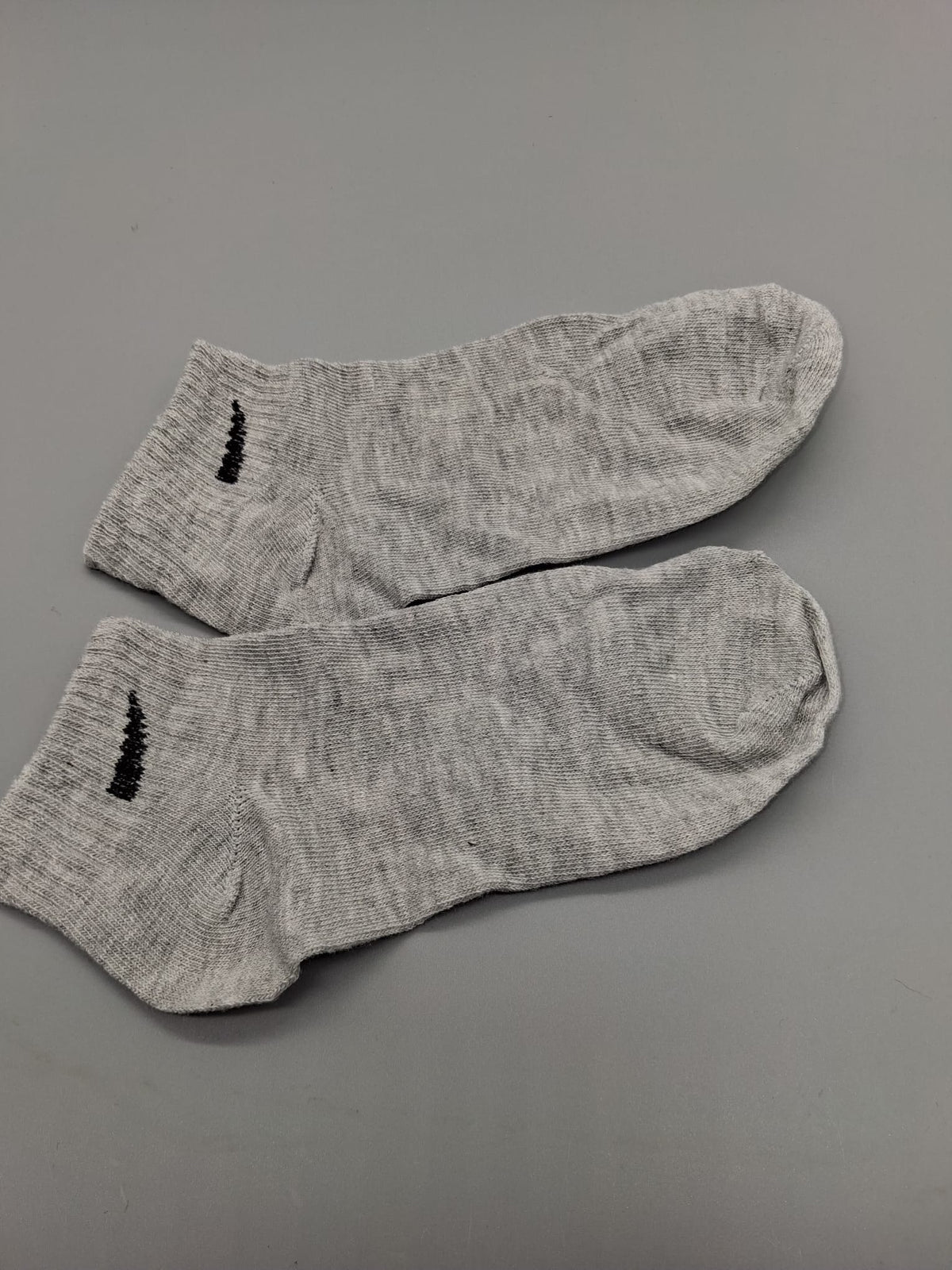 Sneaker-Socken hellgraumeliert, Seitenansicht in Knöchellänge