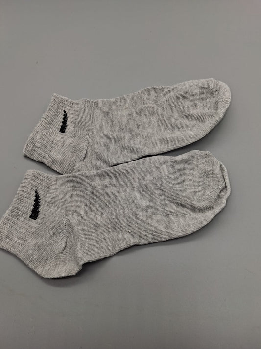 Sneaker-Socken hellgraumeliert, Seitenansicht in Knöchellänge