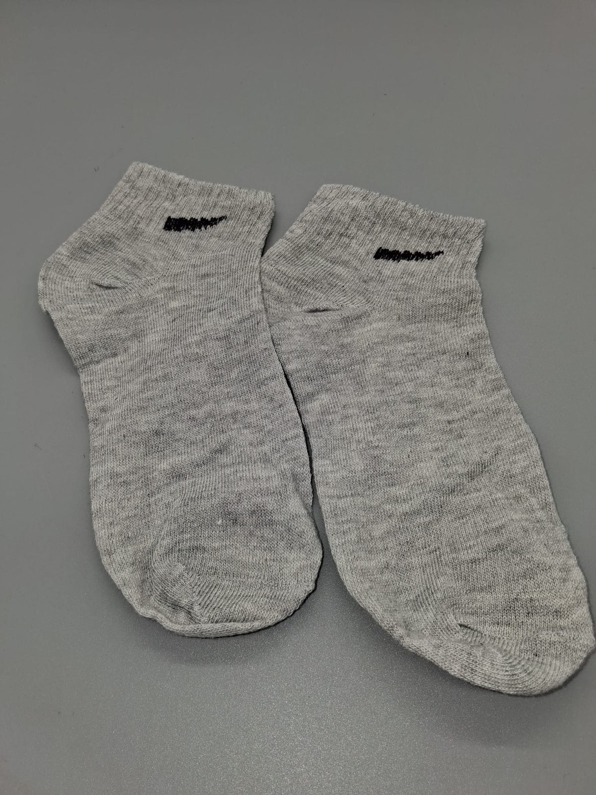 Sneaker-Socken hellgraumeliert mit schwarzem Zier-Stich, Gesamtansicht des Paars